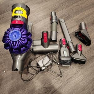 Dyson V7 Cordless Car and boat vacuum with attachments